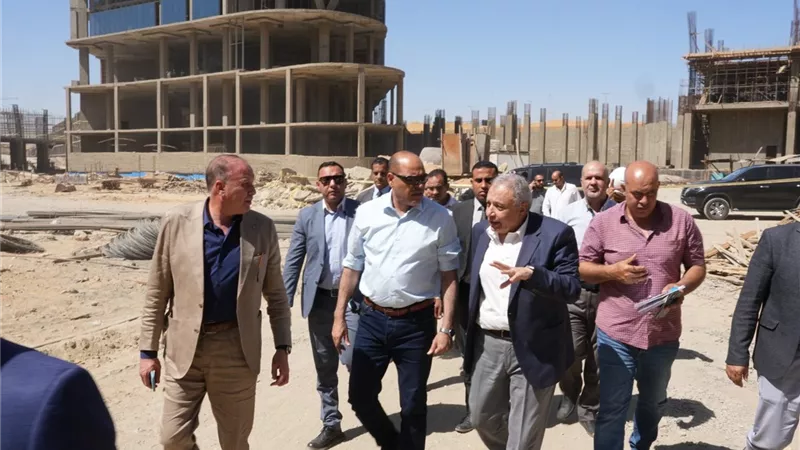 وزير العمل يشن حملة على مواقع مشروعات تحت الإنشاء بالعاصمة الإدارية 
