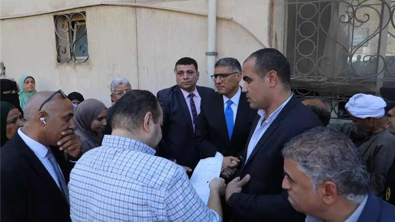 وقف على شباك التذاكر.. محافظ الجيزة يفاجئ مستشفى أبو النمرس المركزي بالتفتيش