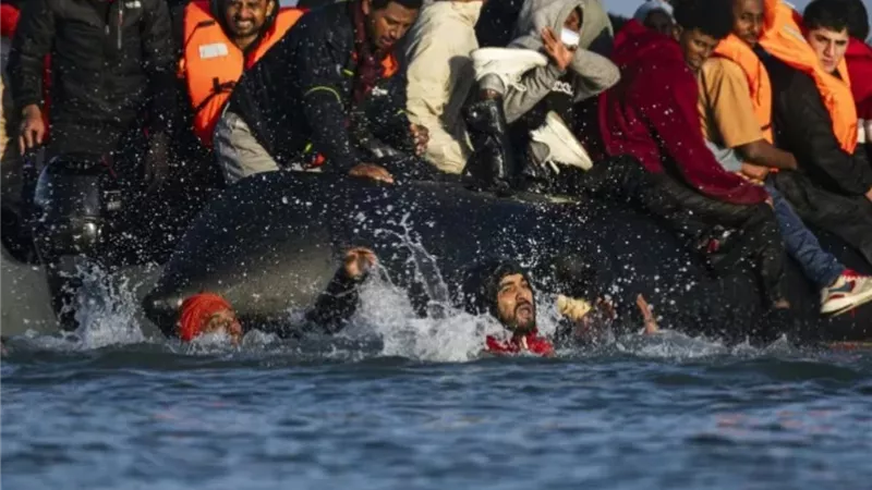 رحلة الموت إلى بريطانيا.. فرنسا تنقذ 400 مهاجر ومصرع صوماليتين خلال أسبوع
