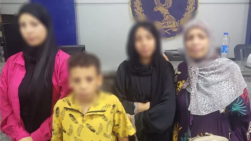 ضبط طالبة اعتدت على زميلتها بمساعدة أسرتها أمام مدرسة في الطالبية