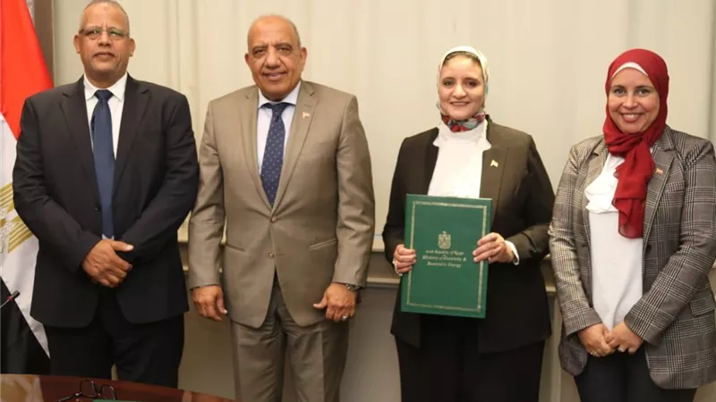 مصر واليونان توقعان اتفاق إنهاء دراسات مشروع الربط الكهربائي بين البلدين