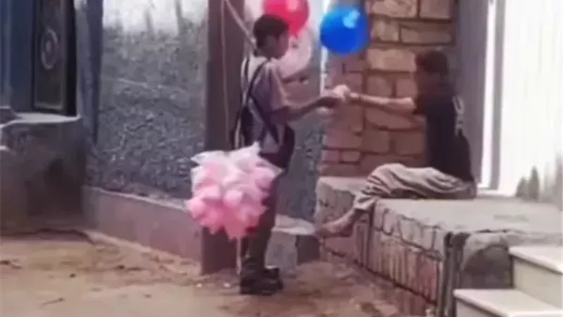 حلوي بطعم براءة الصغار وجدعنة الكبار.. قصة «رضا» بائع غزل البنات