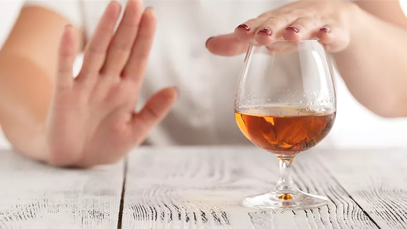 الكحول وزيادة خطر الإصابة بالخرف: أي كمية تشكل تهديدًا للدماغ