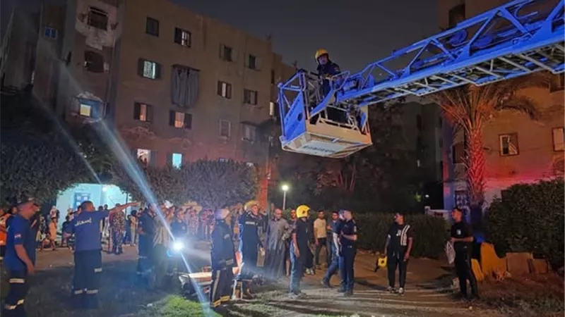 انهيار سلم داخلي بعقار.. والحماية المدنية تستعين بسلم هيدروليكي لإنقاذ السكان