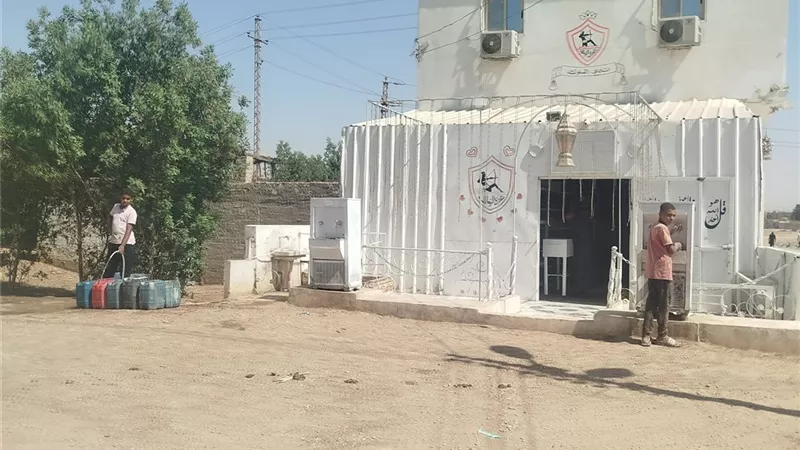 قبل لقاء القمة.. مشجع قناوي يزين محله بشعار الزمالك