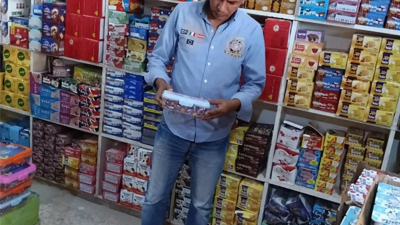 ألوان صناعية ضارة.. التحفظ على 28 كرتونة عصائر مجهولة المصدر في حملة تموينية على أسواق الإسكندرية