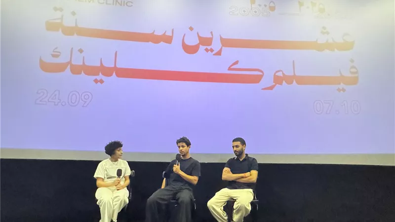 أحمد داش يشاهد فيلم 