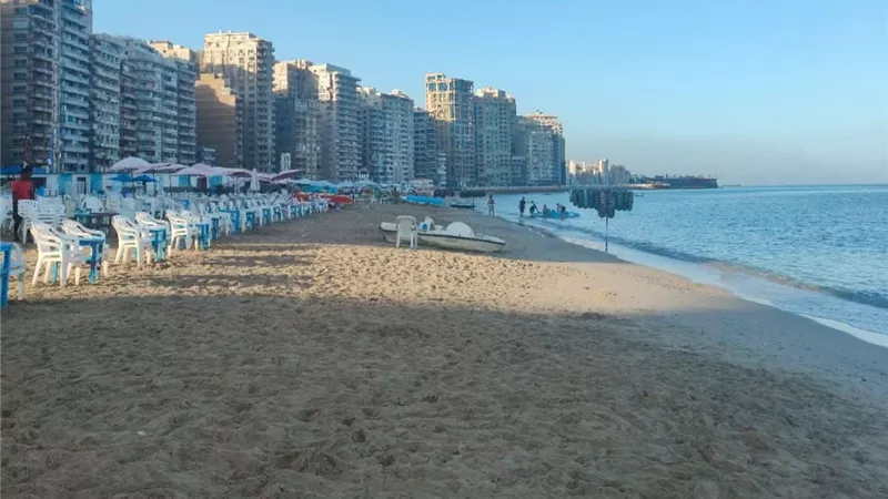 أجواء خريفية ممتعة.. الرايات الخضراء ترفرف على شواطئ الإسكندرية