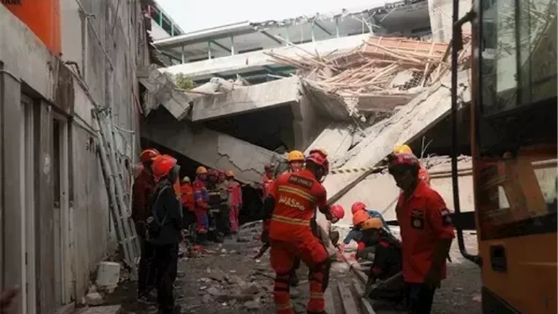 مصرع وفقدان 66 شخصًا في انهيار مدرسة داخلية إسلامية بإندونيسيا