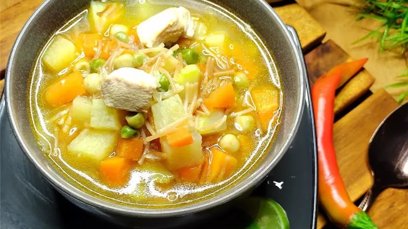 طريقة تحضير شوربة الخضار بالدجاج.. وصفة مغذية وسريعة لعشاء صحي متكامل
