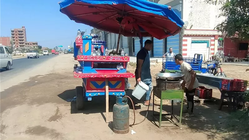 رئيس مدينة كفر الشيخ يزيل خيمة مخالفة لصاحب عربة فول في الشارع