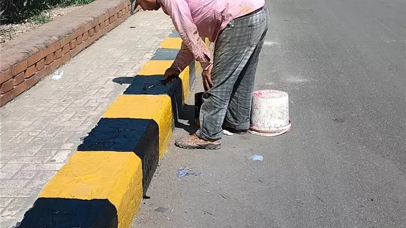 استعدادات موسم الشتاء.. تركيب صفايات جديدة لمياه الأمطار بشرق كفر الشيخ |صور