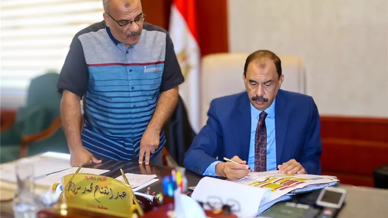 محافظ سوهاج يعتمد الهيكل التنظيمي ويستحدث 4 إدارات جديدة بالديوان العام