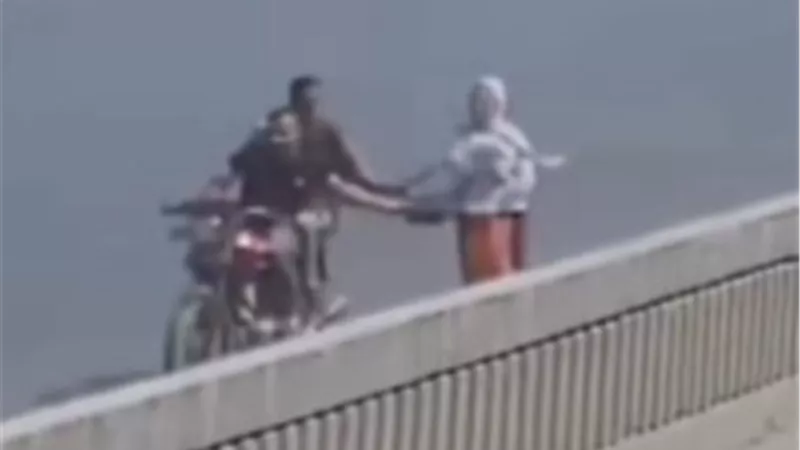 الأمن يبحث عن لصوص الحقائب أعلى الدائري