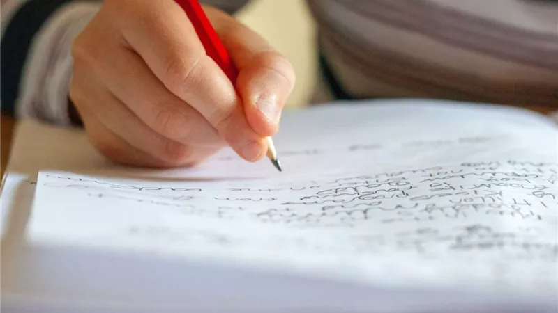 وداعًا للكتابة.. جيل الشباب يفقد مهارة عمرها 5500 سنة