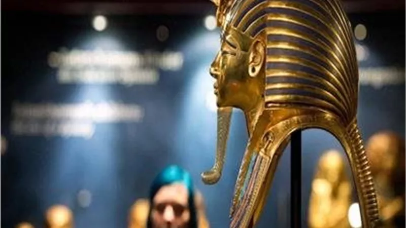 افتتاح المتحف المصري الكبير.. مصادر لـ«إيجبتك»: نقل قناع توت عنخ آمون قريبا