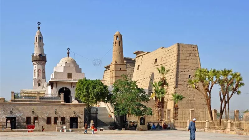 «مسجد أبو الحجاج » ملاذ المريدين ورحلة السائحين.. مبني إسلامي بطابع قبطي وتاريخ فرعوني