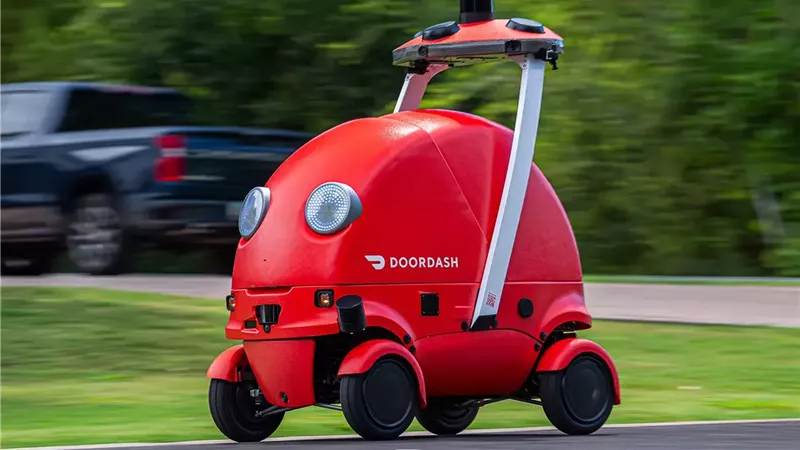 روبوت التوصيل الجديد من DoorDash: تجربة ذكية في شوارع فينيكس