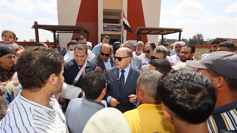  أهالي عزبة شحاتة يستقبلون محافظ كفر الشيخ 