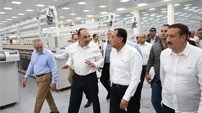رئيس الوزراء يتفقد مصنع 