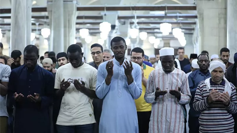 دعاء المساء مكتوب.. يفرج الكرب ويزيد الرزق وييسر الحال