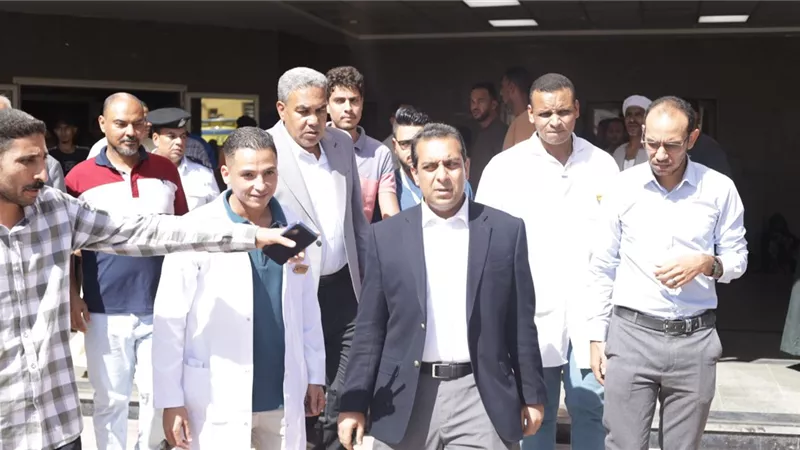  نائب محافظ قنا يزور مصابي حادث انقلاب ميكروباص بنجع حمادي