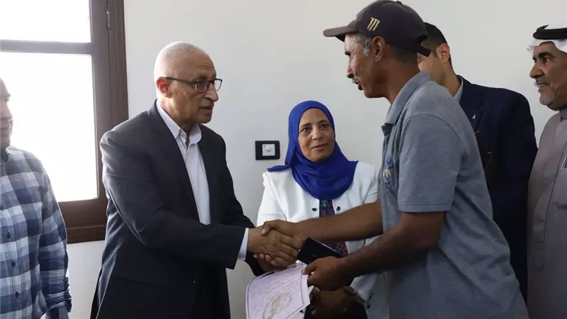 محافظ شمال سيناء يسلم أوراق الثبوتية لعدد من أهالي نجع شيبانة والمهدية