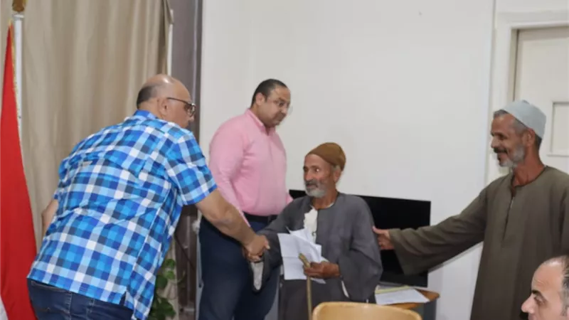 قرارات فورية بفرص عمل وشقق سكنية خلال لقاء محافظ القليوبية بالأهالي
