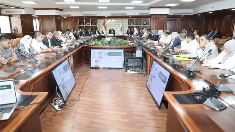  محافظ بني سويف يناقش الاستعدادات النهائية لمهرجان النباتات الطبية والعطرية في دورته الرابعة