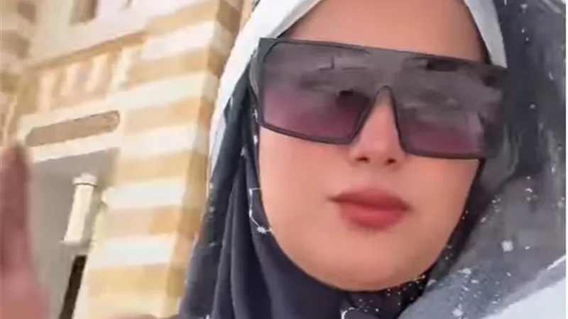 سما المصري تظهر متخفية في مسجد السيدة نفيسة .. ما القصة ؟ 