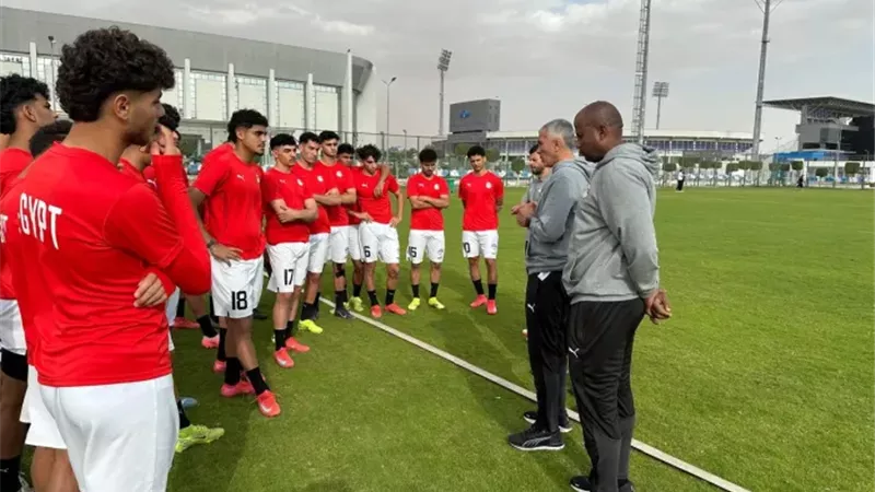 سفير مصر يحفز لاعبي منتخب 20 سنة قبل مواجهة نيوزيلندا