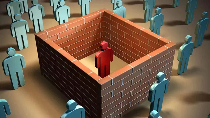 هل تعزز العزلة الإبداع والتركيز أم تفتح بابًا للهلوسة والانهيار ؟