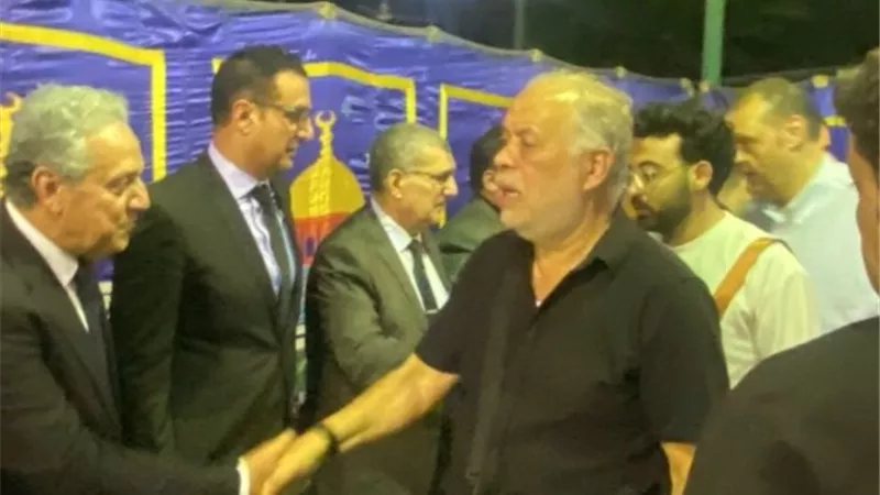 أول ظهور لـ أشرف زكي في عزاء والدة حمادة بركات