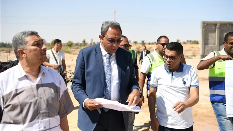 محافظ قنا يتفقد الأعمال الإنشائية بشادر الأربعين