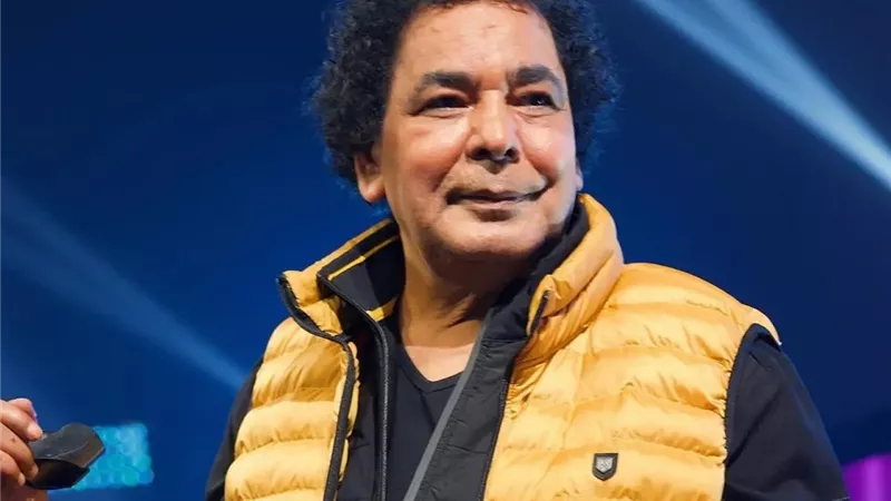قصة تُنشر لأول مرة.. طلب لـ محمد منير بحلاقة شعره زيرو ورد صادم للكينج