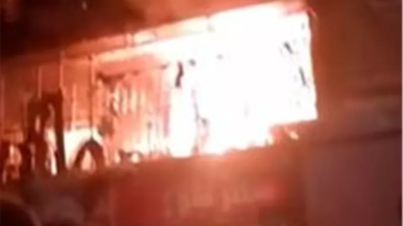 إصابة 8 أشخاص في حريق عقار بشارع فيصل