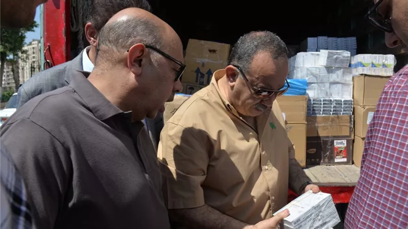 محافظ أسيوط يستقبل شحنة أدوية و10 كراسي كهربائية متحركة لتوزيعها على أقسام الطوارئ بالمستشفيات