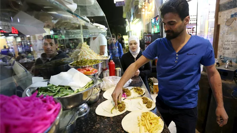 مقابل 3 آلاف جنيه.. «إيجبتكِ» يكشف حقيقة عمل الأجانب في مصر دون إقامة