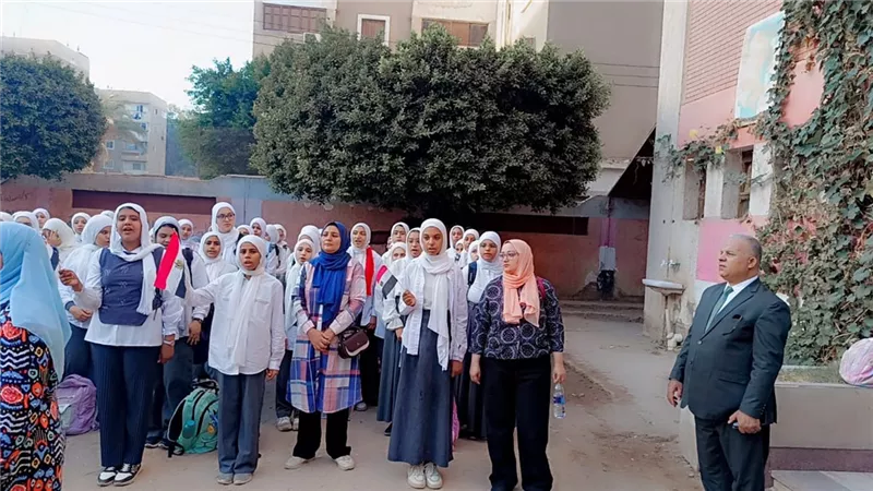 تصوير الطلاب بكراسات انتخابية.. تعليم سنورس تتهرب من المسئولية: «الكشاكيل» تم توزيعها بالمنازل وطالب من صور الواقعة