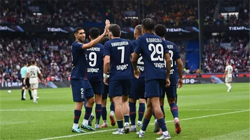 نيفيس وحكيمي يقودان هجوم باريس سان جيرمان أمام برشلونة بدوري أبطال أوروبا