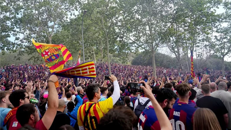 حافلة باريس تتعرض للرشق بالحجارة قبل مباراة برشلونة بدوري أبطال أوروبا 