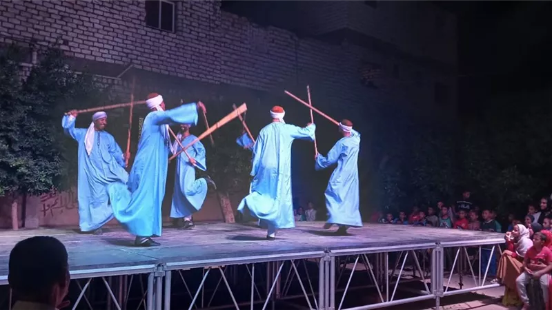«افرد جناحك للسما».. المسرح المتنقل يغرد بقرى عروس الصعيد