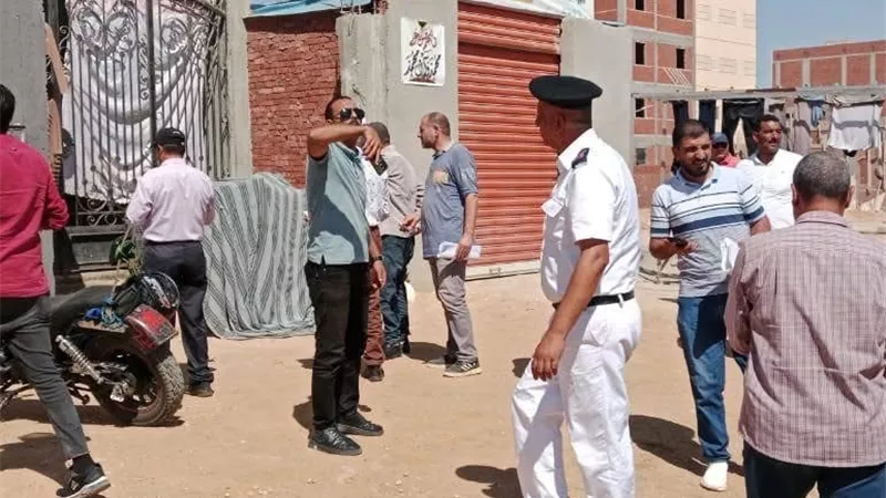 غلق وتمشيع منشآت مخالفة تعمل دون تراخيص في العاشر من رمضان| صور