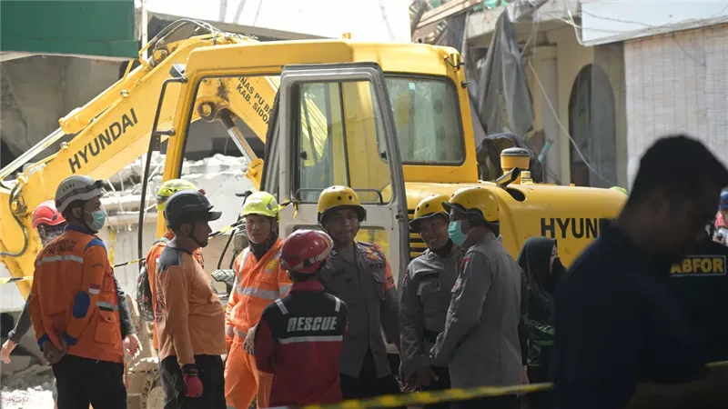 مأساة تعليمية في إندونيسيا.. إنهيار مدرسة وعشرات الأطفال تحت الأنقاض