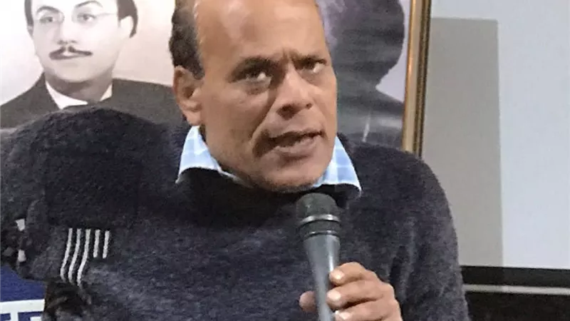 محمد علي عزب : هناك من يكتبون في نقد العامية من أجل الجوائز  