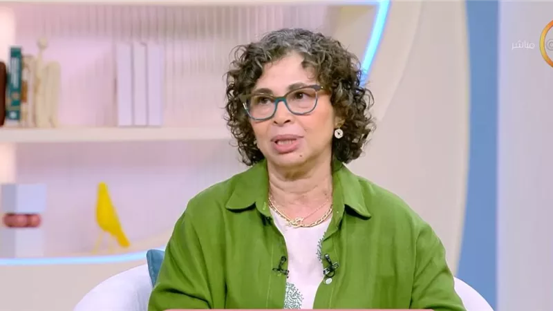فاجأها على الهواء مباشرة.. رسالة مؤثرة من نجل لبنى ونس لوالدته | فيديو