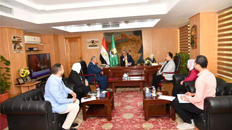 محافظ الفيوم يناقش الاستعدادات المتعلقة بالعروض المسرحية لمشروع مسرح المواجهة والتجوال