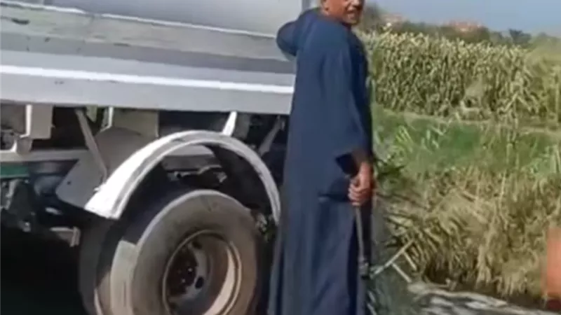 كارثة بيئية.. سيارة كسح تلقي مياه الصرف الصحي داخل ترعة في قنا