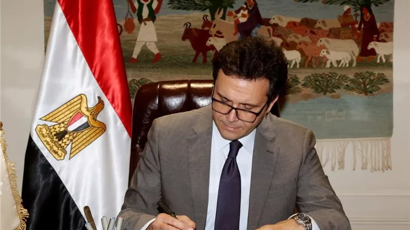 وزير الثقافة يعلن برنامج احتفالات نصر أكتوبر تحت شعار «وفرحت مصر»