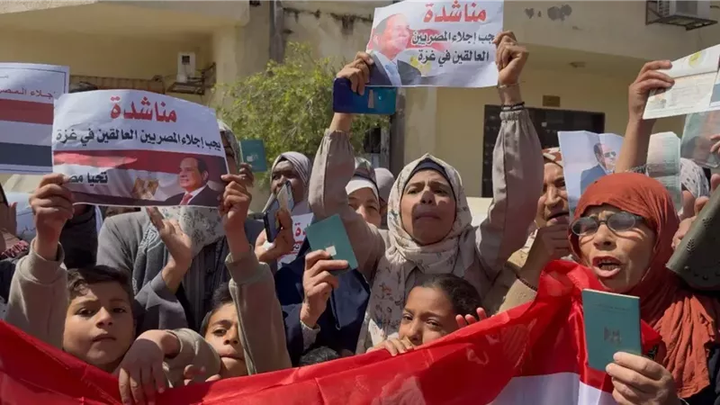 المصريون العالقون في غزة.. قصص مبكية تنتظر فرحة العودة للوطن|صور